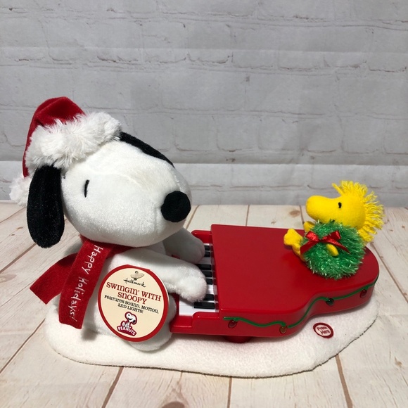 Hallmark Swingin With Snoopy Woodstock Piano Christmas Music Lights Motion - Picture 1 of 16